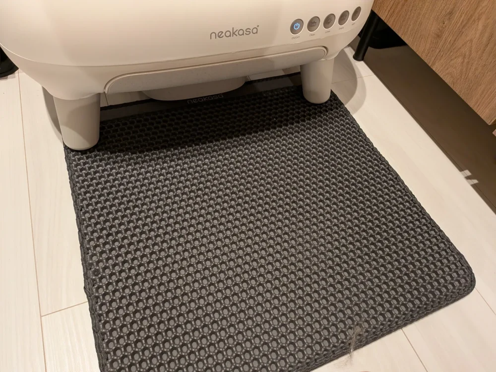 本体前に設置した猫砂マット